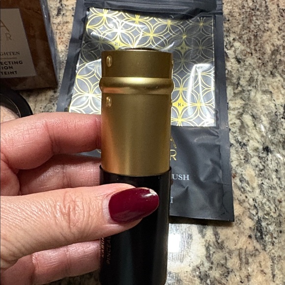 Laura Geller Color Correcting Foundation w/ Kabuki retractable Brush shade Med - Picture 7 of 9